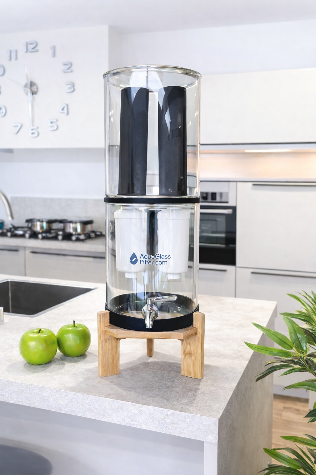 Glazen waterfilter in rustige keukenomgeving, focus op materiaal en transparantie