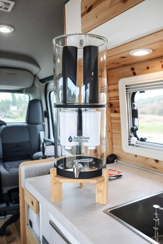 Waterfilter in de camper: chloorsmaak verwijderen, off-grid drinkwater en installatie zonder gedoe