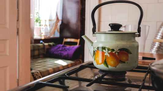 Ketel water koken op het gasfornuis tijdens een kookadvies