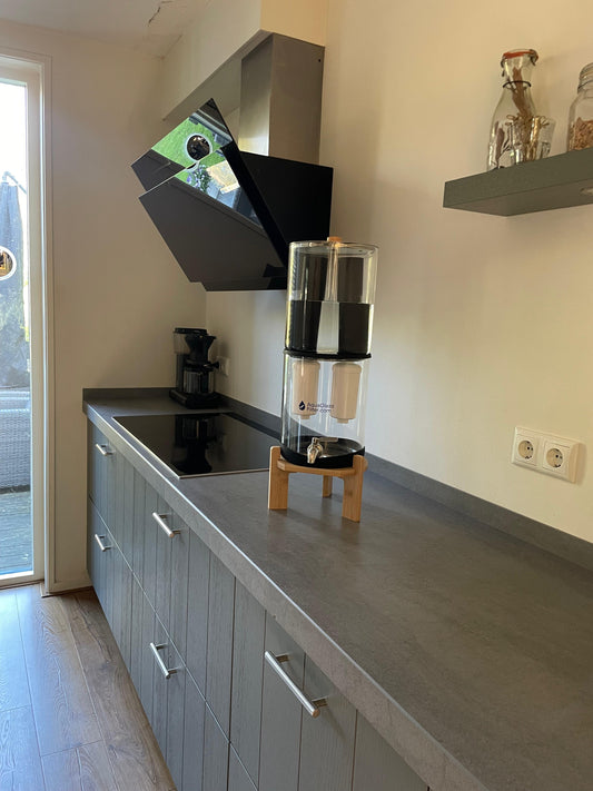 Transparante glazen waterfilter op modern keukenaanrecht